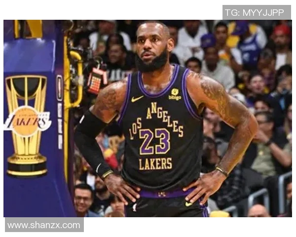 詹姆斯带伤独挡一方,引领湖人逆袭太阳险胜取得关键胜利 詹姆斯带伤独挡一方,引领湖人逆袭太阳险胜取得关键胜利